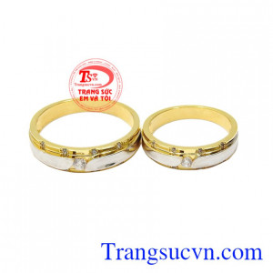 Nhẫn cưới là sự gắn kết hai trái tim yêu thương.