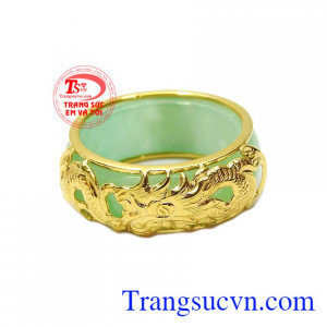 Nhẫn jadeite bọc rồng đại cát với thiết kế vừa lạ vừa quen tạo cảm giác mới lạ cho người dùng.