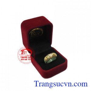 Đặc biệt hơn, rồng còn là biểu tượng của sức mạnh, thịnh vượng và giàu có. Nhẫn jadeite bọc rồng đại cát