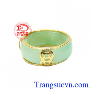 Rồng là một trong bốn linh vật quen thuộc với người dân Việt. Nhẫn jadeite bọc rồng đại cát