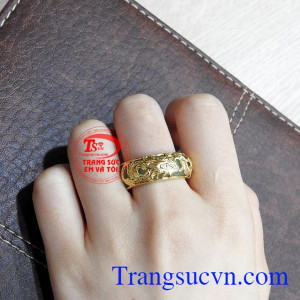 Hơn nữa, rồng còn đại diện cho sự quyền quý nên các sản phẩm chế tác hình rồng được rất nhiều người yêu thích. Nhẫn jadeite bọc rồng đại cát