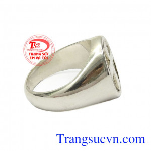 Nhẫn nam bạc thánh giá mang đến vẻ nam tính, mạnh mẽ cho phái mạnh, dễ dàng kết hợp với nhiều loại trang phục,Nhẫn nam bạc thánh giá