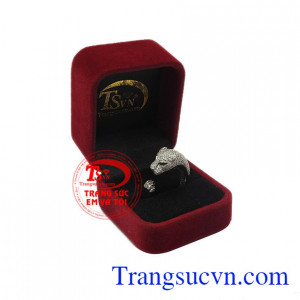 Sản phẩm được bảo hành uy tín, giao hàng trên toàn quốc. Nhẫn nam báo trắng đẳng cấp