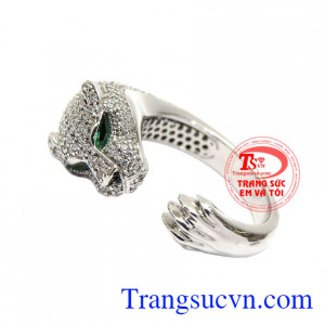 Sản phẩm dễ dàng kết hợp với nhiều trang phục và phụ kiện khác nhau mang lại vẻ lịch lãm cho người sử dụng. Nhẫn nam báo trắng đẳng cấp