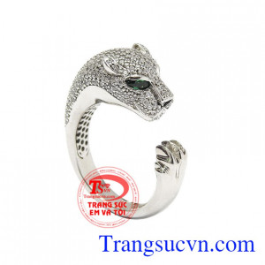 Sản phẩm đính đá CZ làm cho nổi bật và ấn tượng hơn. Nhẫn nam báo trắng đẳng cấp