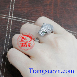 Trang sức Em và Tôi chuyên chế tác và nhận làm theo yêu cầu. Nhẫn nam báo trắng đẳng cấp