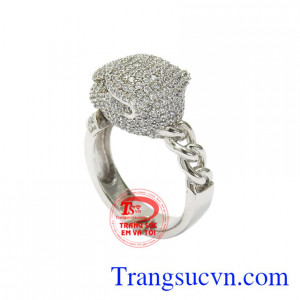 Từng viên CZ lấp lánh tạo điểm nhấn, sức hút cho chiếc nhẫn.