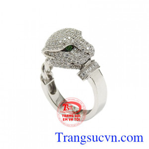 Nhẫn nam báo trắng tinh tế là mẫu sản phẩm mới được chế tác công phu theo công nghệ cao.