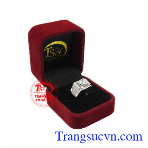 Trang sức mang đến cho người dùng một vẻ đẹp hoàn thiện hơn, cuốn hút hơn. Nhẫn nam vàng trắng bản lĩnh