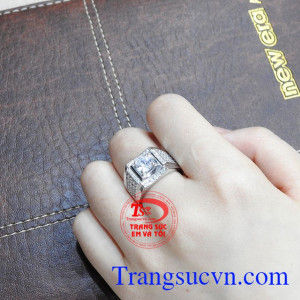 Nhẫn nam vàng trắng bản lĩnh được bảo hành uy tín, giao hàng toàn quốc. 