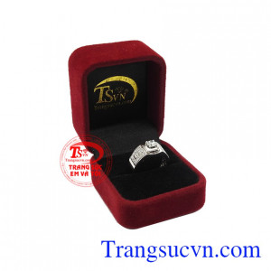 Sản phẩm chế tác từ vàng trắng 18k bền đẹp với thời trang. Nhẫn nam vàng trắng thành đạt