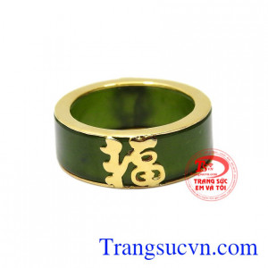 Sản phẩm được thiết kế chữ Phúc với mong muốn người đeo luôn nhận được phúc lộc và may mắn.