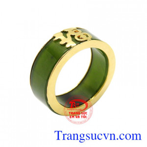 Nhẫn ngọc Nephrite chữ Phúc được chế tác tỉ mỉ và công phu mang lại vẻ quý tộc, nam tính cho phái mạnh.