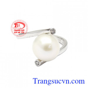 Nhẫn nữ ngọc trai kiêu sa là một thiết kế mới của trang sức Em và Tôi. 