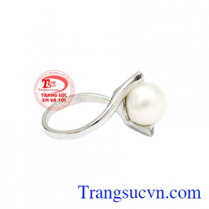 Ngọc trai mang ý nghĩa của sự may mắn và tốt lành. Nhẫn nữ ngọc trai kiêu sa