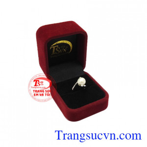 Vừa mang vẻ đẹp sang trọng, vừa có ý nghĩa trong đời sống vì vậy mà trang sức ngọc trai luôn được các chị em yêu thích. Nhẫn nữ ngọc trai kiêu sa