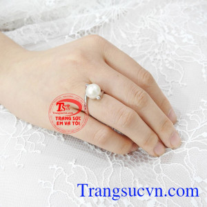 Với chiếc nhẫn ngọc trai kiêu sa trên tay cũng đủ để khiến phái đẹp càng thêm cuốn hút. 