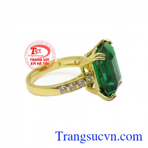 Theo phong thủy, đá màu xanh là viên đá hộ mệnh rất tốt cho người mệnh Mộc và Hỏa,Nhẫn nữ vàng phú quý