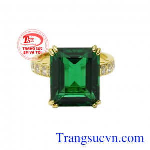 Thiết kế trẻ trung, nổi bật với điểm nhấn là viên đá nhân tạo màu xanh to chính giữa thu hút sự chú ý của người đối diện,Nhẫn nữ vàng phú quý