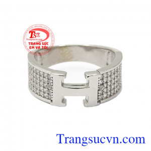 Với thiết kế kiểu dáng sang trọng và thời trang mang đến cho phái đẹp sự cá tính và nổi bật,Nhẫn nữ vàng trắng chữ H