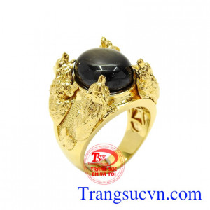 Nhẫn Sapphire sao sói thủ lĩnh được chế tác kiểu dáng độc đáo với điểm nhấn là viên Sapphire sao thiên nhiên ở chính giữa được tứ sói canh giữ.