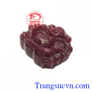 Được chế tác từ đá ruby thiên nhiên giúp màu sắc của viên đá khá mới lạ. Phật di lặc ruby kim tiền