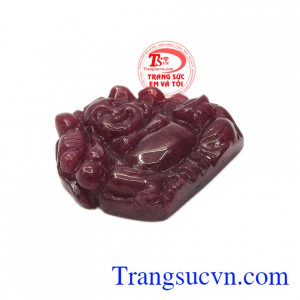 Phật di lặc ruby thiên nhiên hoan hỉ có màu đỏ tím đậm rất phù hợp cho người mệnh hỏa và mệnh thổ. 