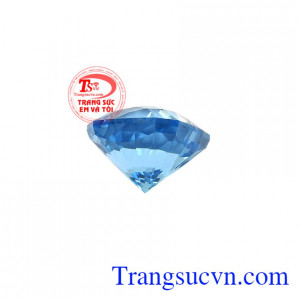 Đá Topaz xanh kết hợp với trang sức vàng mang một vẻ đẹp khó cưỡng, khiến cho người đeo trở nên thu hút khi ở đám đông. Viên đá Topaz bình an