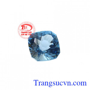 Viên đá Topaz bình an được chế tác vô cùng tinh tế với những đường cắt sắc nét hình dáng ngọc lửa độc đáo, hiếm có.