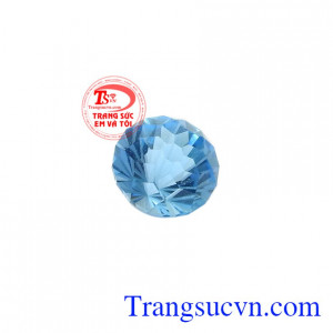 Viên đá Topaz cát tường kết hợp cùng với trang sức vàng tạo nên vẻ đẹp khó cưỡng, hút hồn.