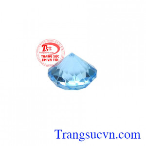 Trong phong thủy đá Topaz giúp người sở hữu gặp nhiều may mắn, điềm lành tài vận thăng hoa. Viên đá Topaz cát tường