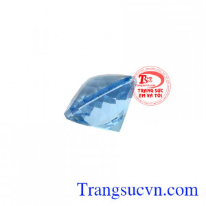 Viên đá Topaz thiên nhiên được chế tác tinh xảo với những lớp cắt sắc nét tạo hình hoa súng là điểm thu hút cho viên đá. Viên đá Topaz phú quý