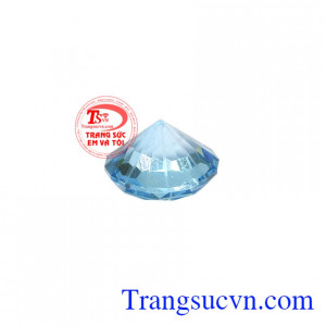 Với đường cắt sắc nét, màu đá xanh bắt mắt thu hút ánh nhìn. Viên đá Topaz thịnh vượng