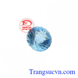 Viên đá Topaz tinh tế được chế tác với những đường cắt sắc nét hình pháo hoa khó tìm, tinh xảo mang lại vẻ sang trọng cho người sở hữu.
