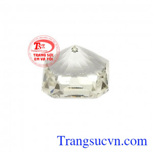 Topaz trắng bảo vệ con người khỏi cảm cúm, điều trị bệnh ở các cơ quan gan, lá lách. Viên topaz trắng tài lộc
