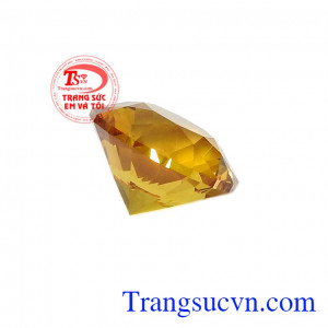 Viên đá có sức quyến rũ hút hồn khiến bao người yêu thích đá quý ưa chuộng với từng lớp cắt tinh xảo cùng kĩ thuật cao. Viên thạch anh vàng sang trọng