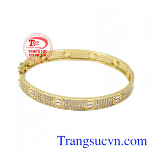 Vòng tay vàng nữ sang trọng với vẻ đẹp tinh tế đầy sức mê hoặc khiến cho không một ai có thể chối từ