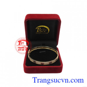Được chế tác từ vàng 18k, kết hợp cùng những viên đá cz tạo nên chiếc vòng tay sang trọng.