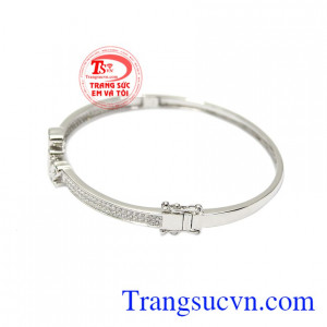 Vòng tay love hạnh phúc với chế tác từ vàng trắng 18k và kết hợp cùng đá cz lấp lánh. 