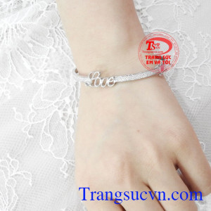 Sản phẩm giúp tôn lên nét đẹp của người dùng. Vòng tay love hạnh phúc
