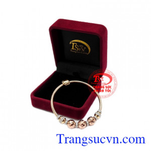 Vòng tay là trang sức mà phái đẹp đã biết sử dụng từ lâu. Vòng tay vàng hồng ấn tượng