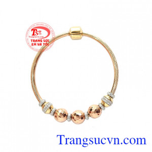 Với sự kết hợp vàng màu và vàng hồng khiến chiếc vòng tay vô cùng độc đáo. Vòng tay vàng hồng ấn tượng