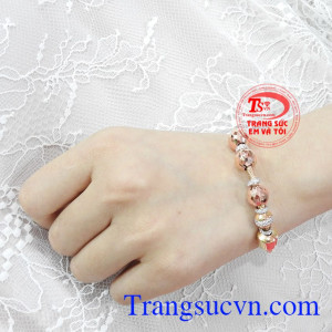 Sản phẩm thích hợp với nhiều kiểu trang phục. Vòng tay vàng hồng ấn tượng
