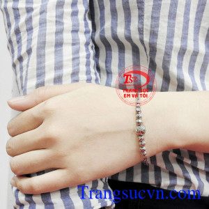 Hãy đến với trang sức Em và Tôi để có thể lựa chọn ra những mẫu vòng tay mới nhất và đầy tinh tế nhé.