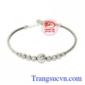 Vòng tay vàng trắng thời trang sẽ là món quà yêu thương để dành tặng cho người con gái ấy.