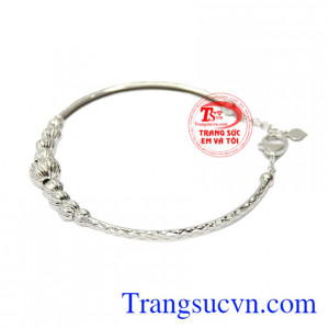 Với thiết kế tinh xảo, bắt sáng giúp cho các nàng trở nên thu hút và nổi bật hơn.