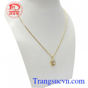 Sản phẩm là sự kết hợp đầy tinh tế giữa dây chuyền Italy và mặt dây vàng ánh trăng thời thượng