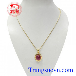 Bộ dây chuyền gắn đá phong cách là sự kết hợp tinh tế giữa dây chuyền vàng Ý 10k và mặt dây gắn đá Ruby nhân tạo