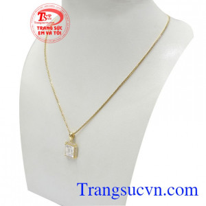 Với sự kết hợp đầy tinh tế tạo nên xu hướng thời trang hiện đại cho người đeo