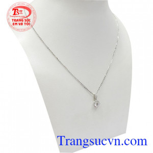 Với Sự kết hợp tinh tế giữa mặt dây vàng trắng và dây chuyền Italy mang đến một sản phẩm trang sức trẻ trung và hiện đại